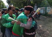 Ribuan Pengemudi Ojek Online Bagikan Bunga Mawar untuk TNI-Polri di Monas