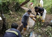 Ratusan Warga Turun Tangan Bersihkan Dampak Kebocoran Pipa Minyak di Towuti Luwu Timur