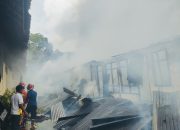 Si Jago Merah Mengamuk di Sodohoa Kendari, 3 Rumah dan Asrama Polsek Kemaraya Ludes Terbakar