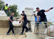 Brimob Bantu Salurkan Bantuan Logistik Korban Bencana Menggunakan Sling Baja ke Desa Kubu Aceh