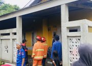 Sigap! Damkar Kendari Jinakkan Api yang Membakar Rumah Warga Ditinggal Mudik Lebaran