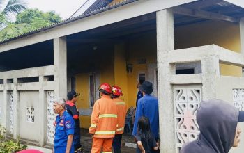 Sigap! Damkar Kendari Jinakkan Api yang Membakar Rumah Warga Ditinggal Mudik Lebaran