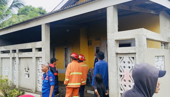 Sigap! Damkar Kendari Jinakkan Api yang Membakar Rumah Warga Ditinggal Mudik Lebaran
