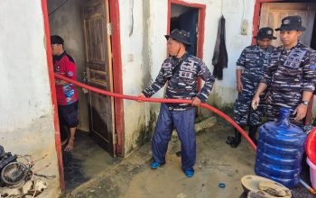 Lanal Kendari Bergerak Cepat, Danlanal Turun Komando Tangani Banjir Sungai Wanggu