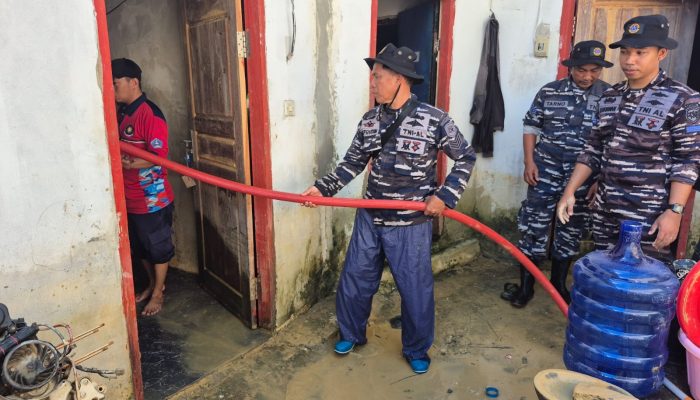 Lanal Kendari Bergerak Cepat, Danlanal Turun Komando Tangani Banjir Sungai Wanggu